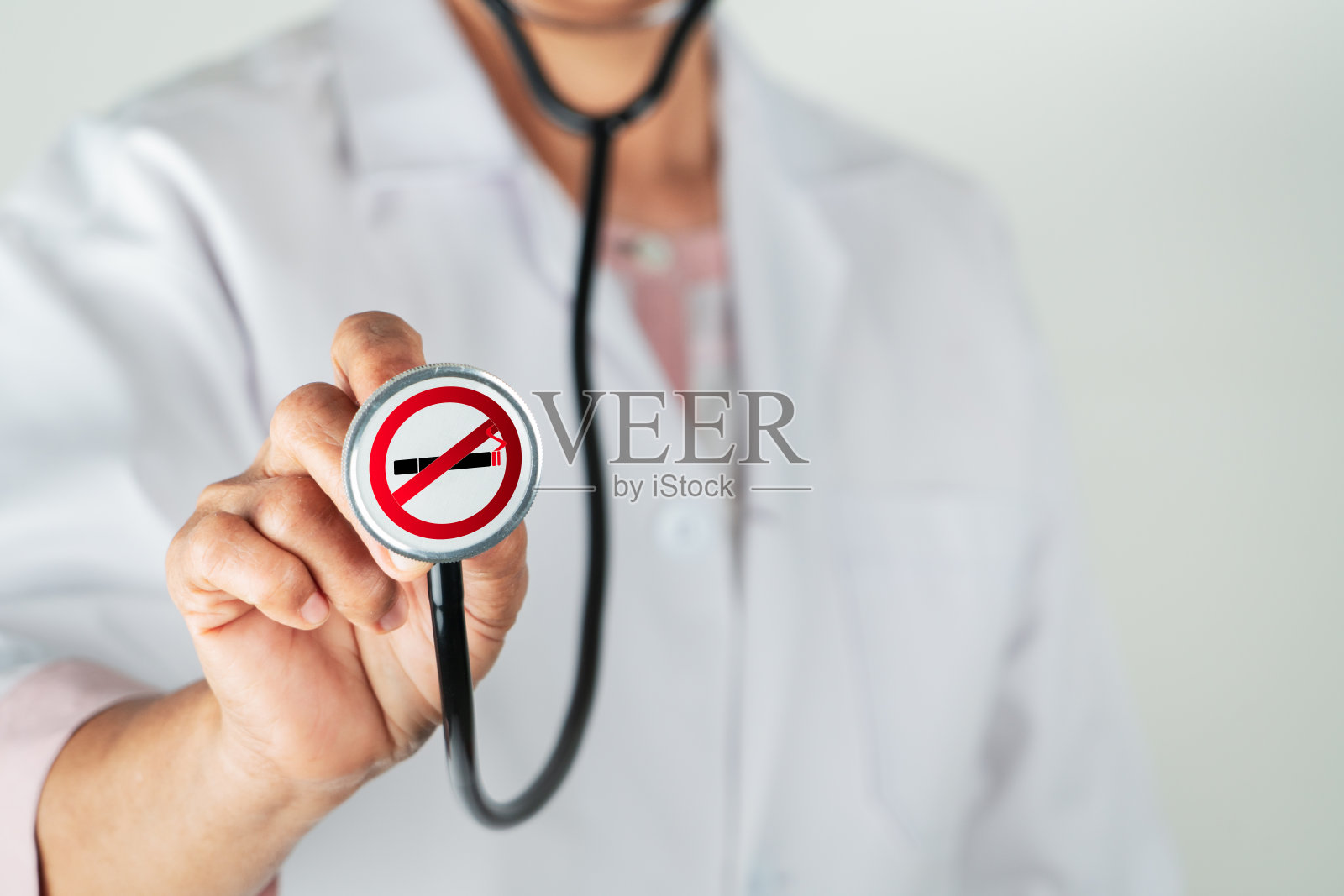 戒烟,无烟日,听诊器上有禁烟标志照片摄影图片