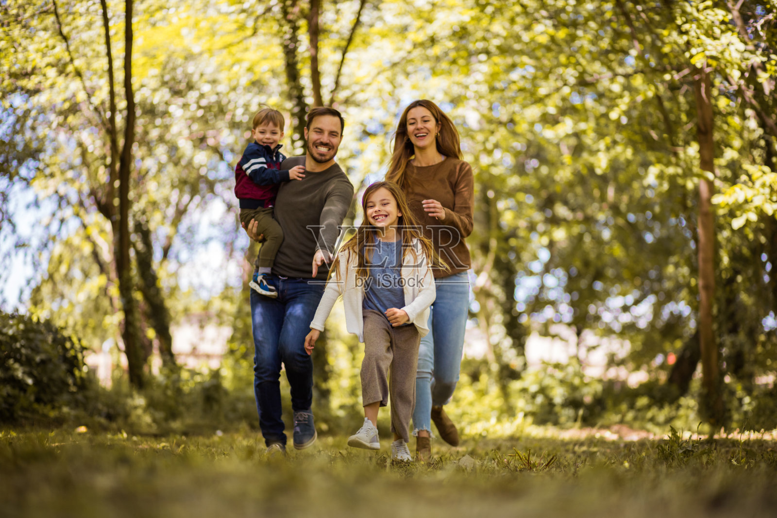 有趣的家庭时间。照片摄影图片