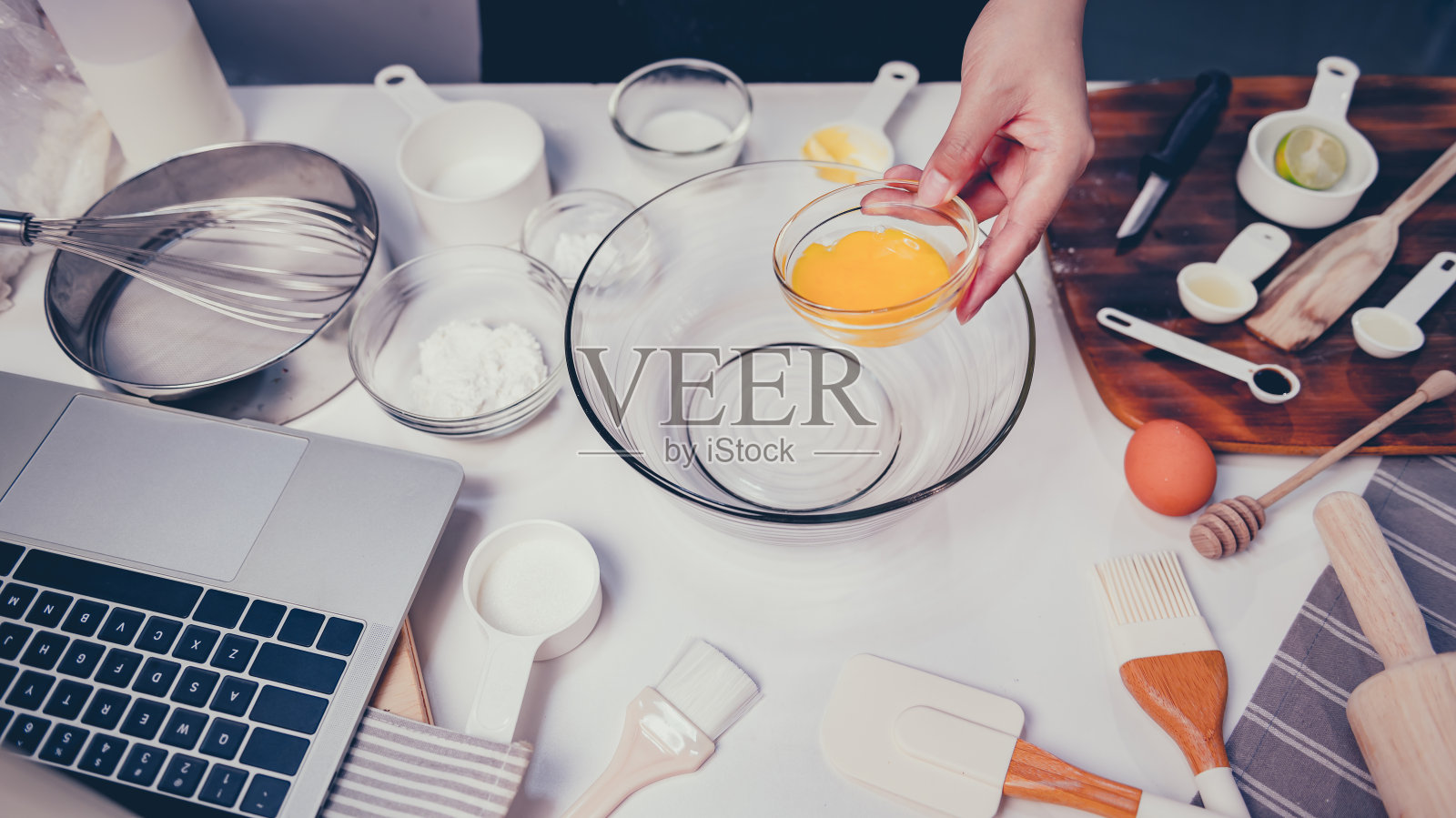 通过在线学习家庭烹饪过程自制甜品。呆在家里和社会联系的概念。新冠肺炎后的新常态和新生活。照片摄影图片