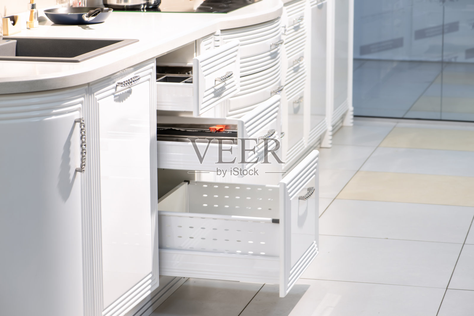 现代厨房里放盘子的抽屉照片摄影图片