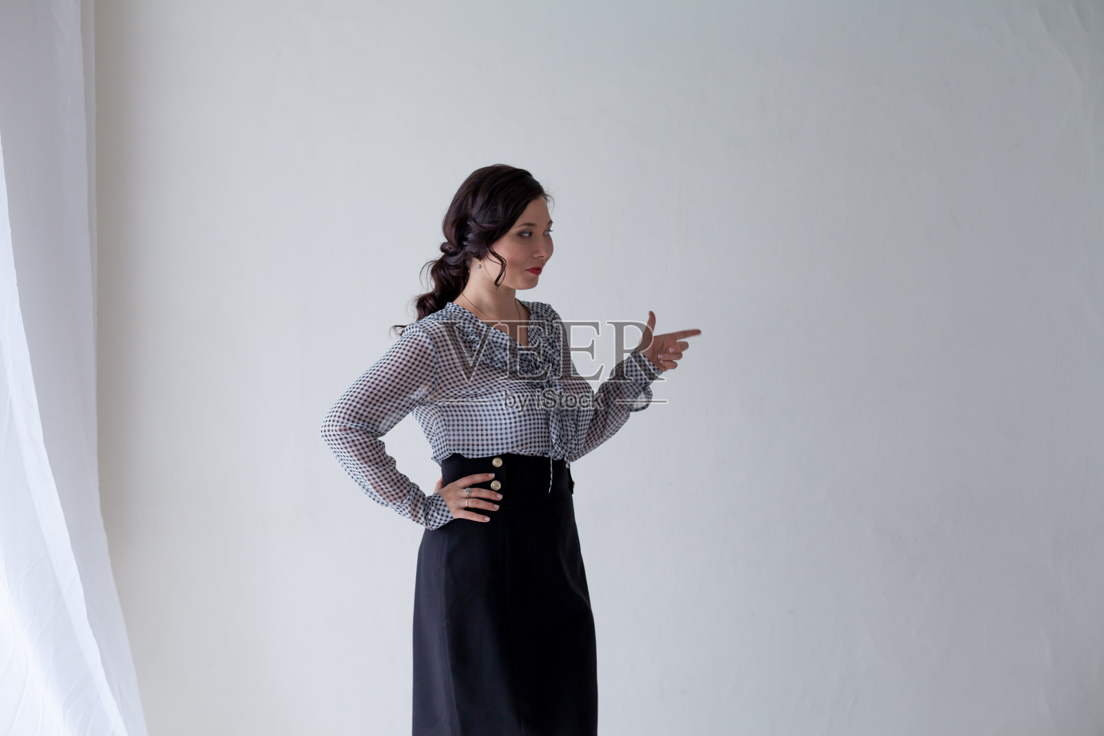 美丽时尚的亚洲女人炫耀她的手照片摄影图片