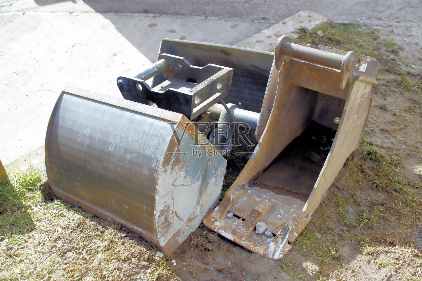 工地上的挖掘机、铲和抓斗照片摄影图片