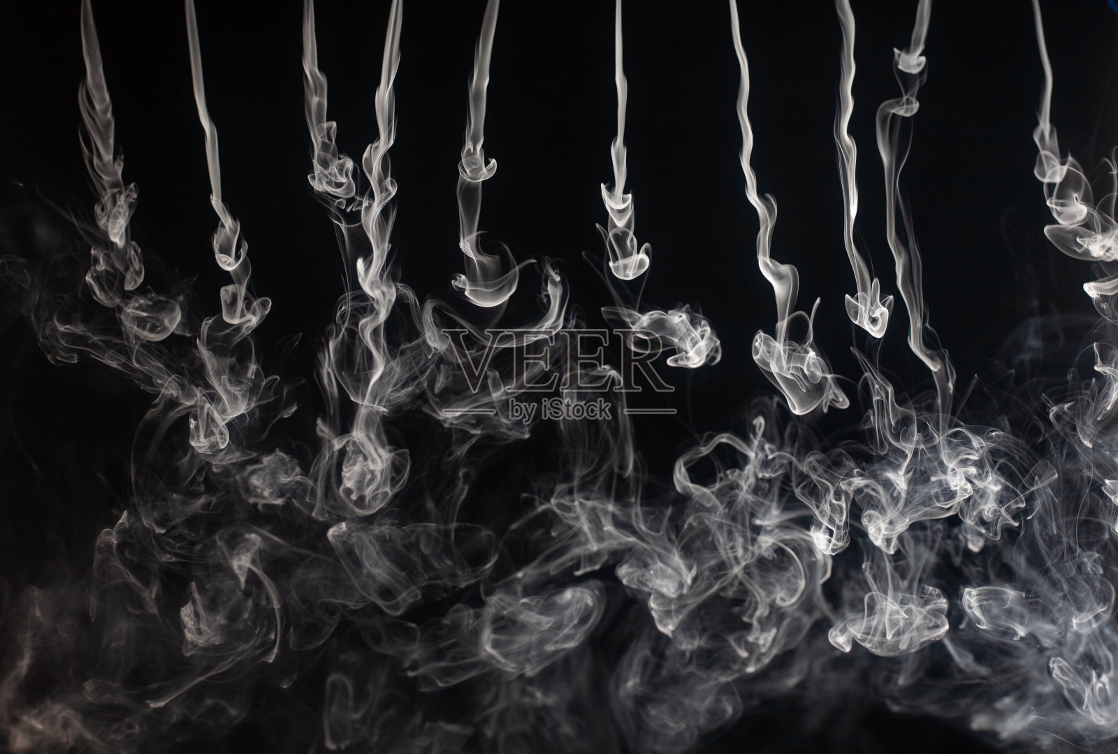 抽象烟雾在黑暗的背景,孤立照片摄影图片