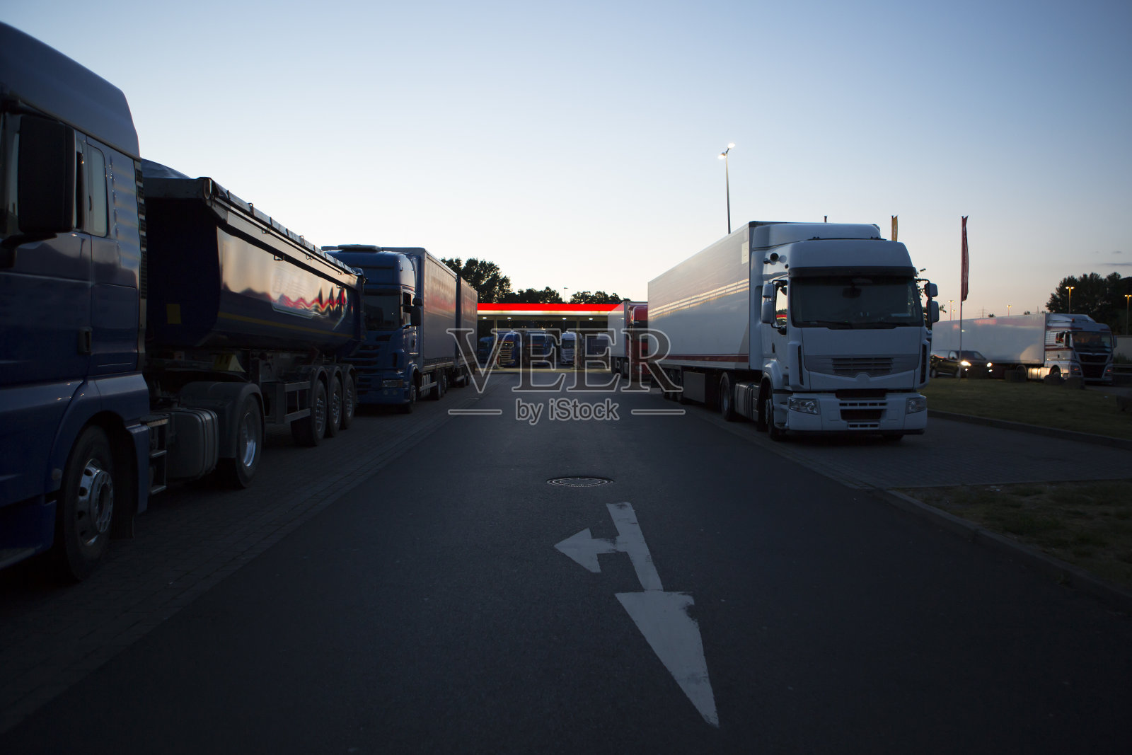 休息区内的卡车照片摄影图片