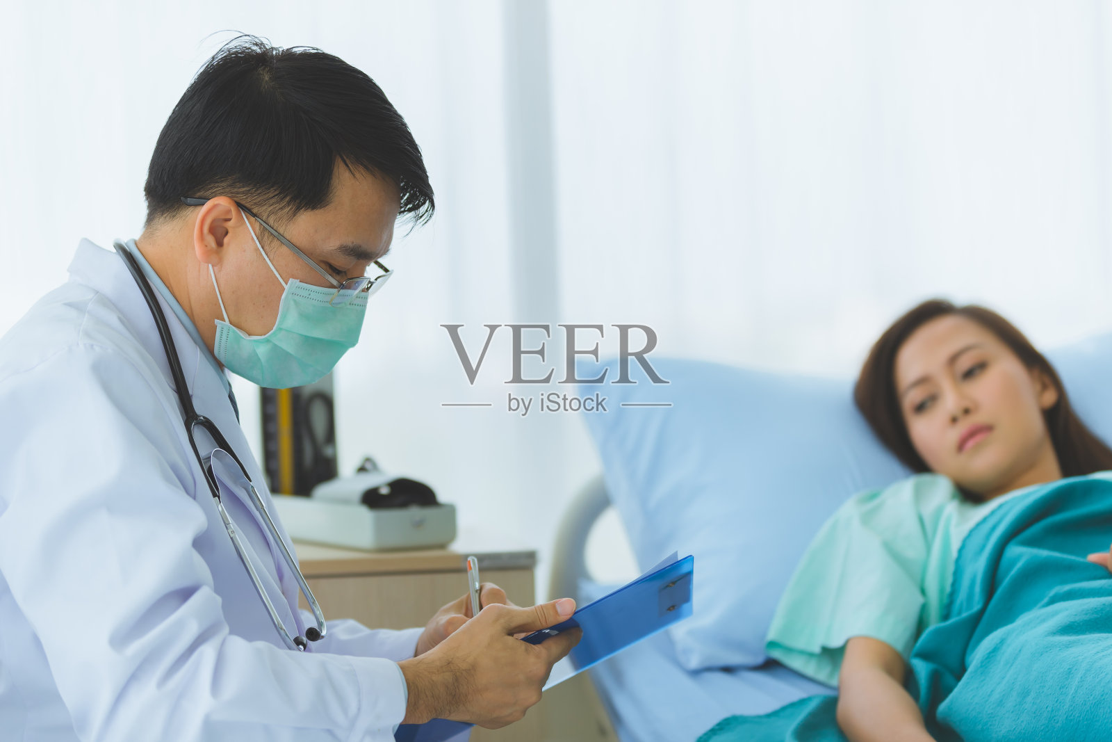 医生给这位女病人把脉。照片摄影图片