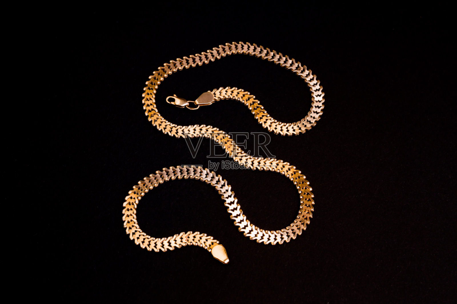 黑色背景上的大金项链照片摄影图片