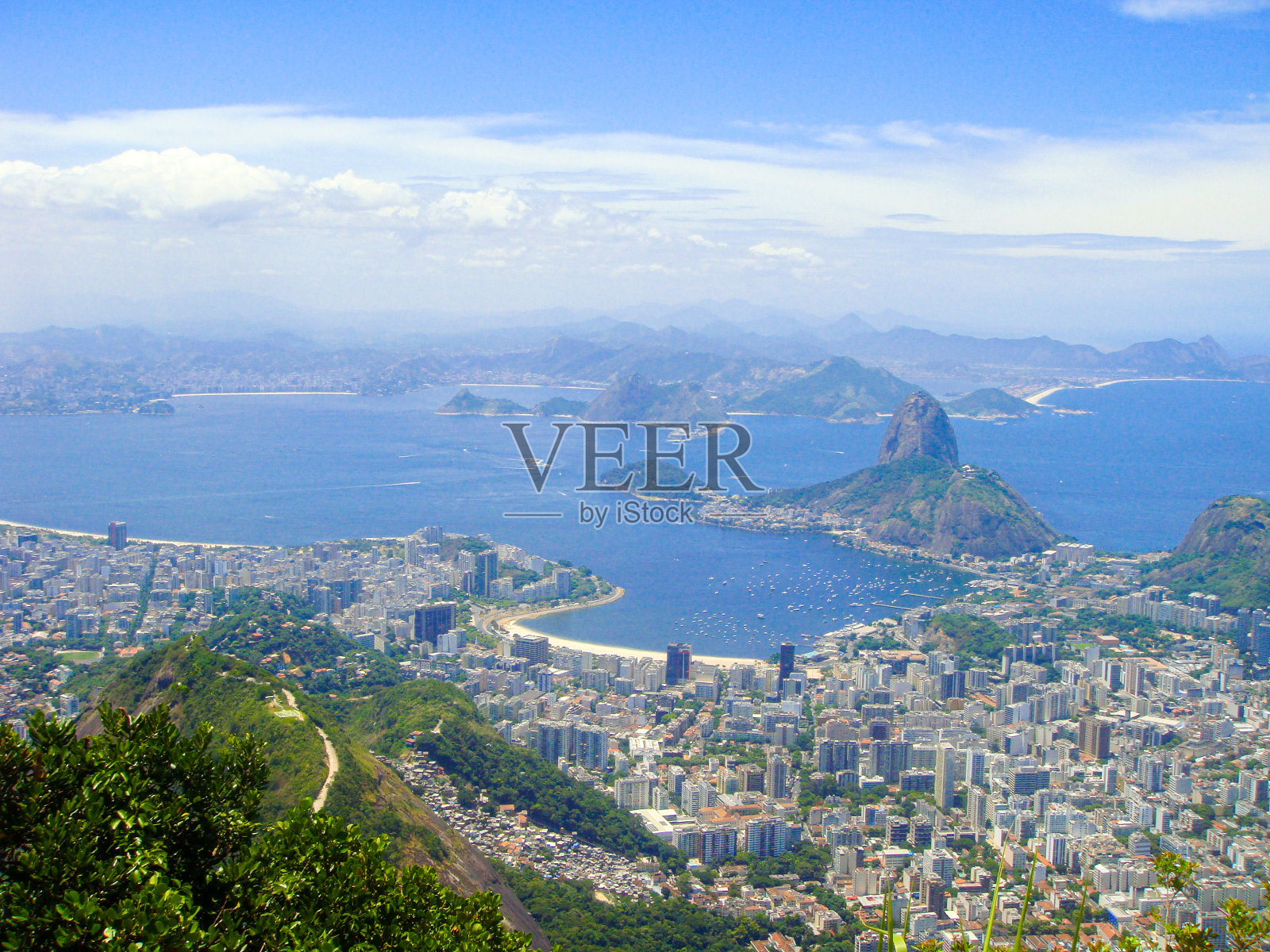 从巴西里约热内卢湾的科尔科瓦多基督岛眺望。照片摄影图片