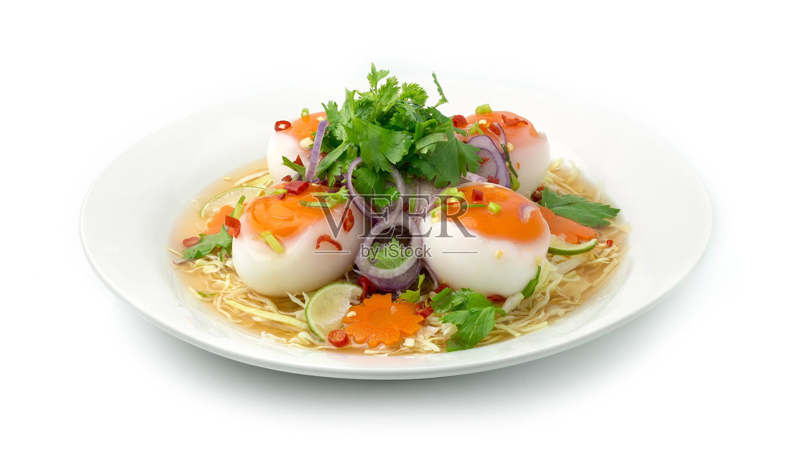 泰式辣蛋沙拉的配料是洋葱,香菜,辣椒,葱和胡萝卜花雕照片摄影图片