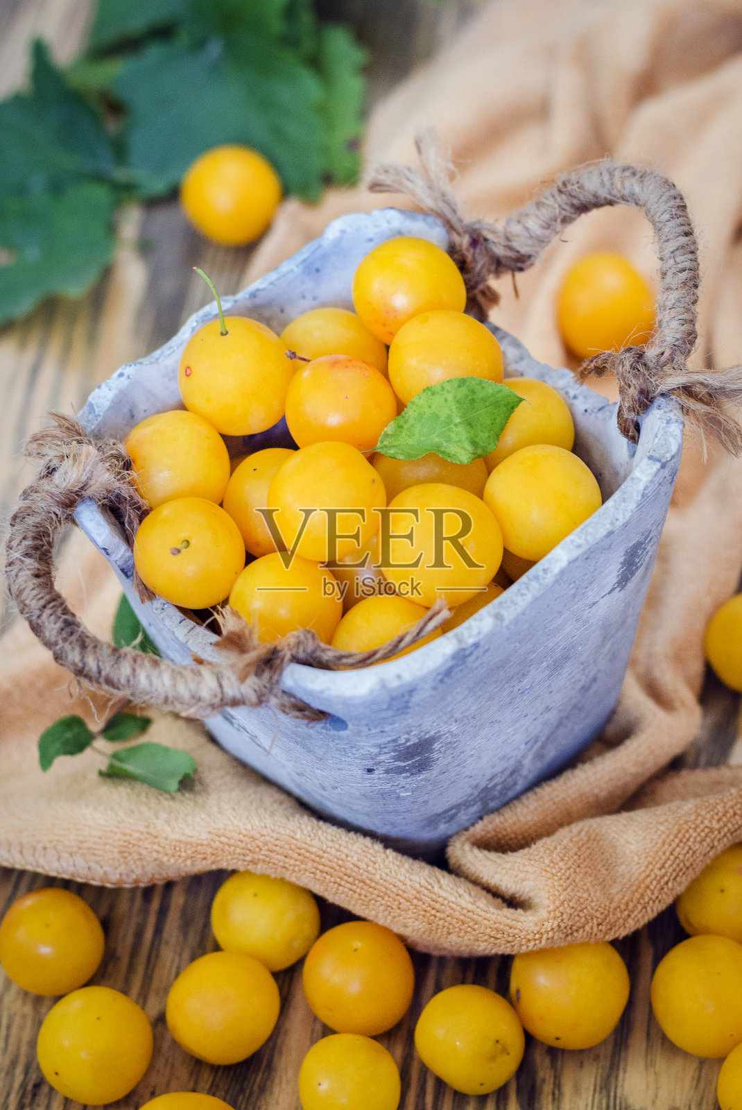 桌子上有樱桃和李子照片摄影图片