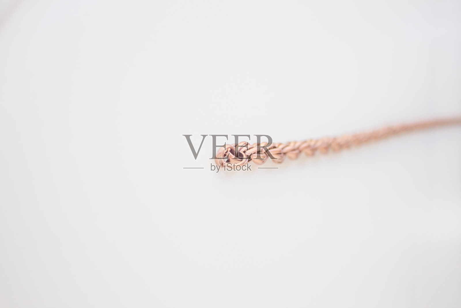 铜链特写模拟博客。时尚链在一个白色的背景在一个圆形的框架设计照片摄影图片