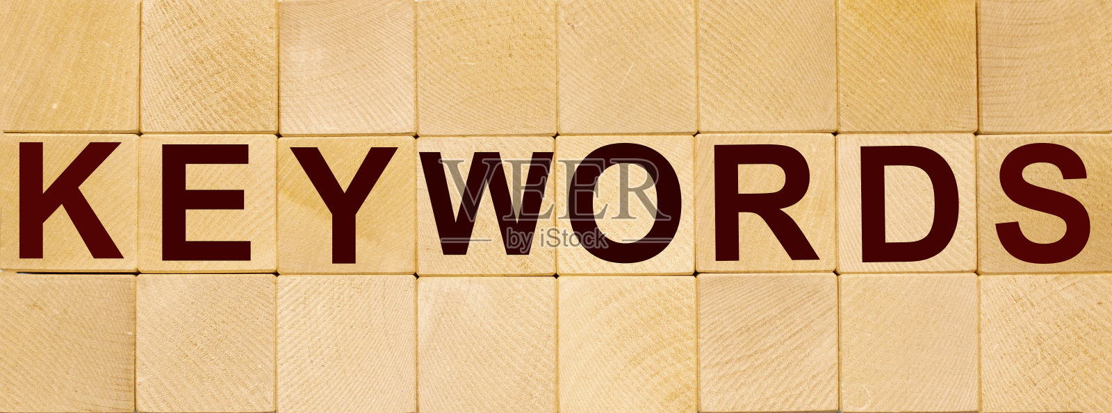 关键词写在木质背景木方上。照片摄影图片