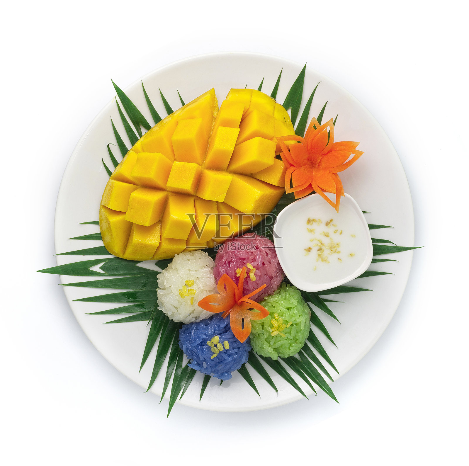 芒果糯米饭(香兰的绿色和蝴蝶豆的紫色)椰奶酱照片摄影图片