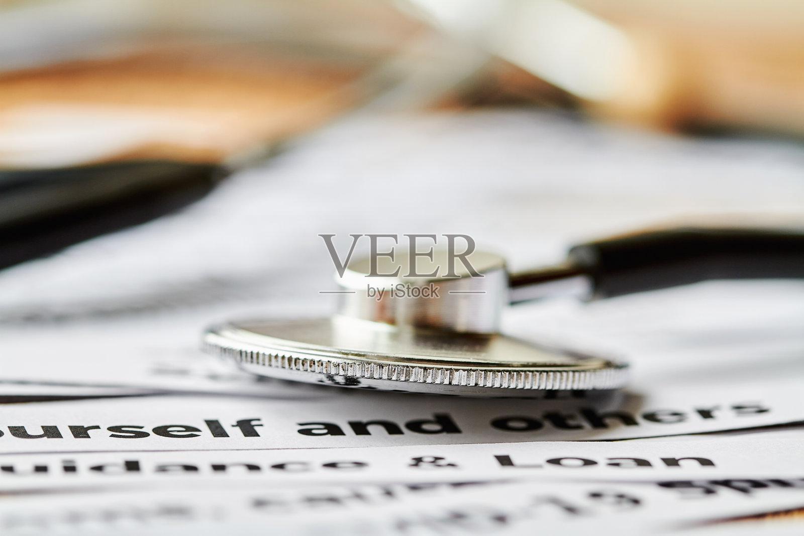 听诊器或声音内窥镜对新闻标题的背景剪报。COVID-19的概念。特写镜头照片摄影图片