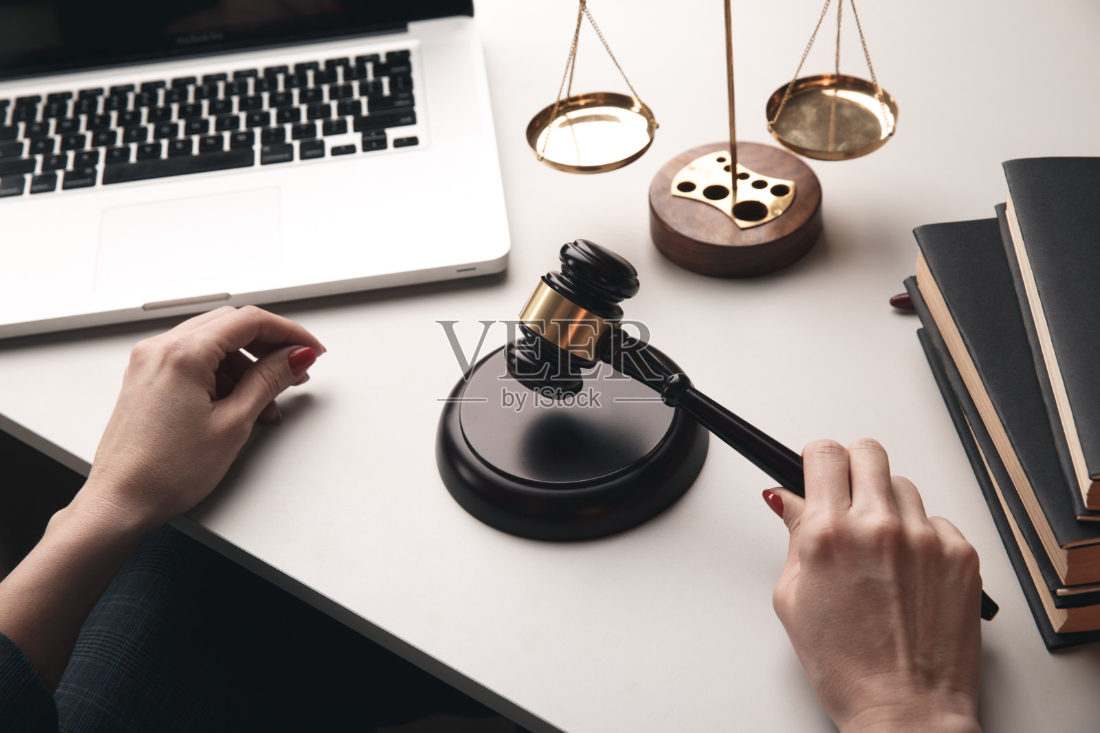 朱迪的东西在桌子上。律师的概念。照片摄影图片