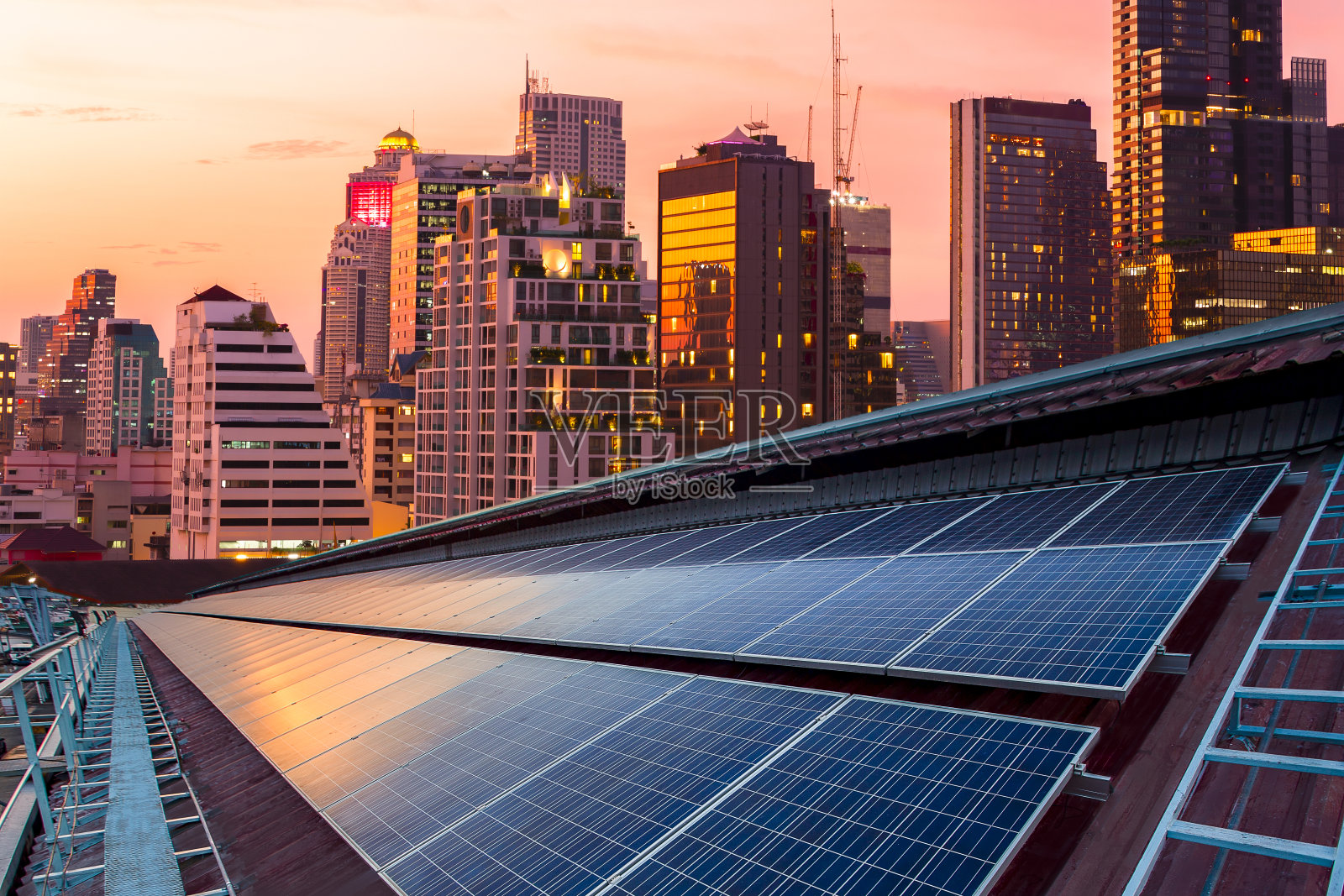 太阳能光伏板安装在工厂的屋顶,阳光明媚的蓝天背景,替代电力来源-可持续资源概念。照片摄影图片