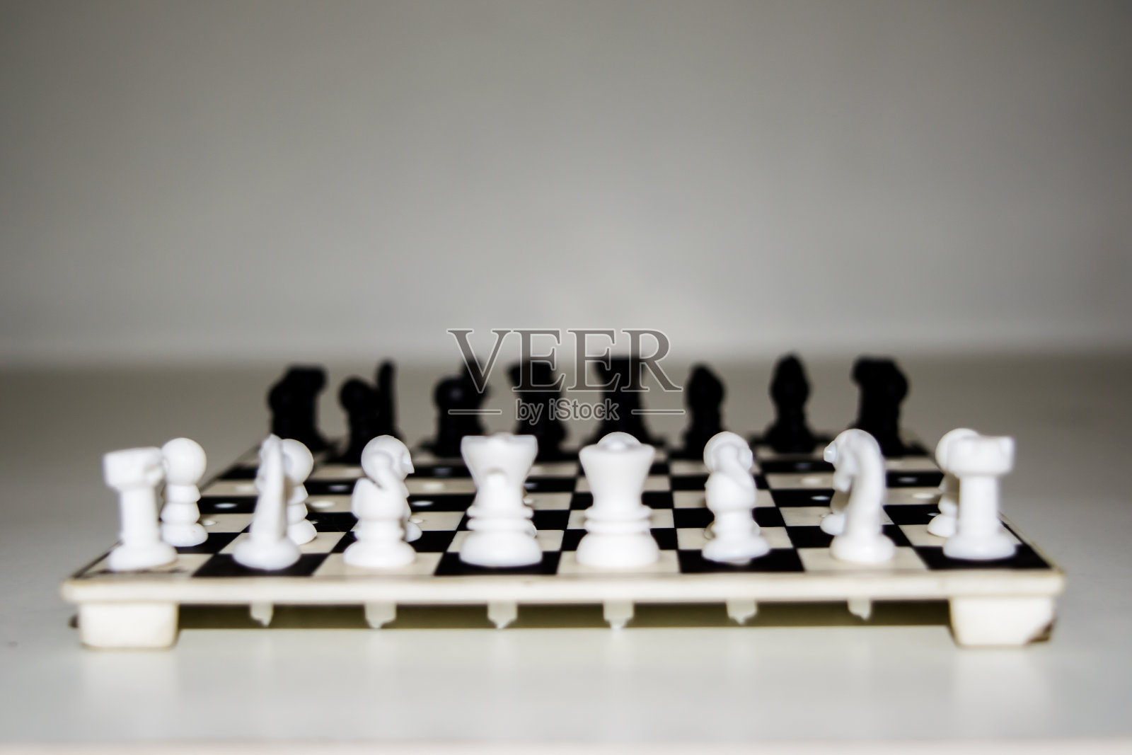 在孤立的白色背景上有数字的棋盘。照片摄影图片