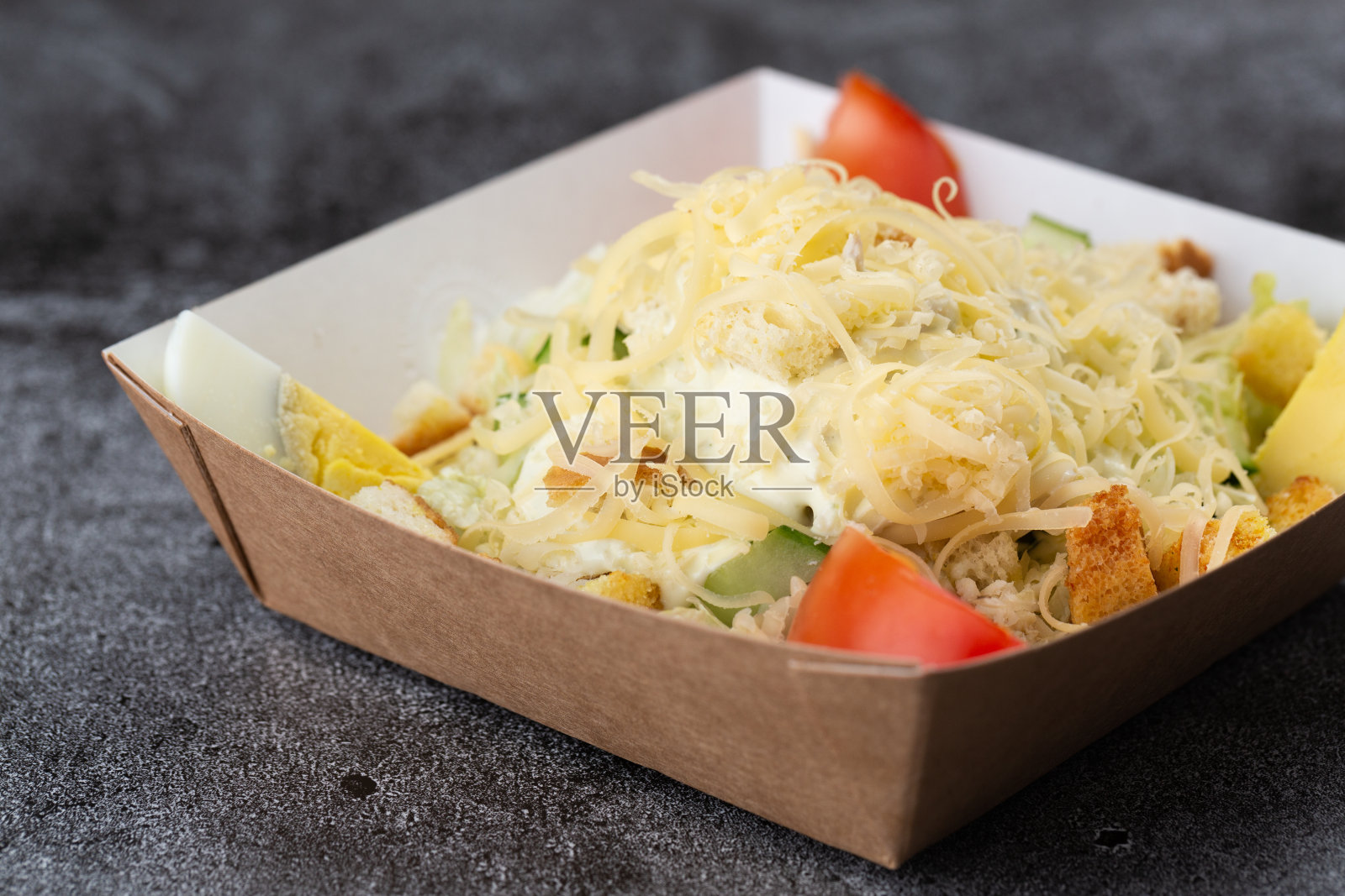 用西红柿、黄瓜、橄榄和菠萝做成的新鲜蔬菜沙拉。沙拉加蛋黄酱和奶酪照片摄影图片