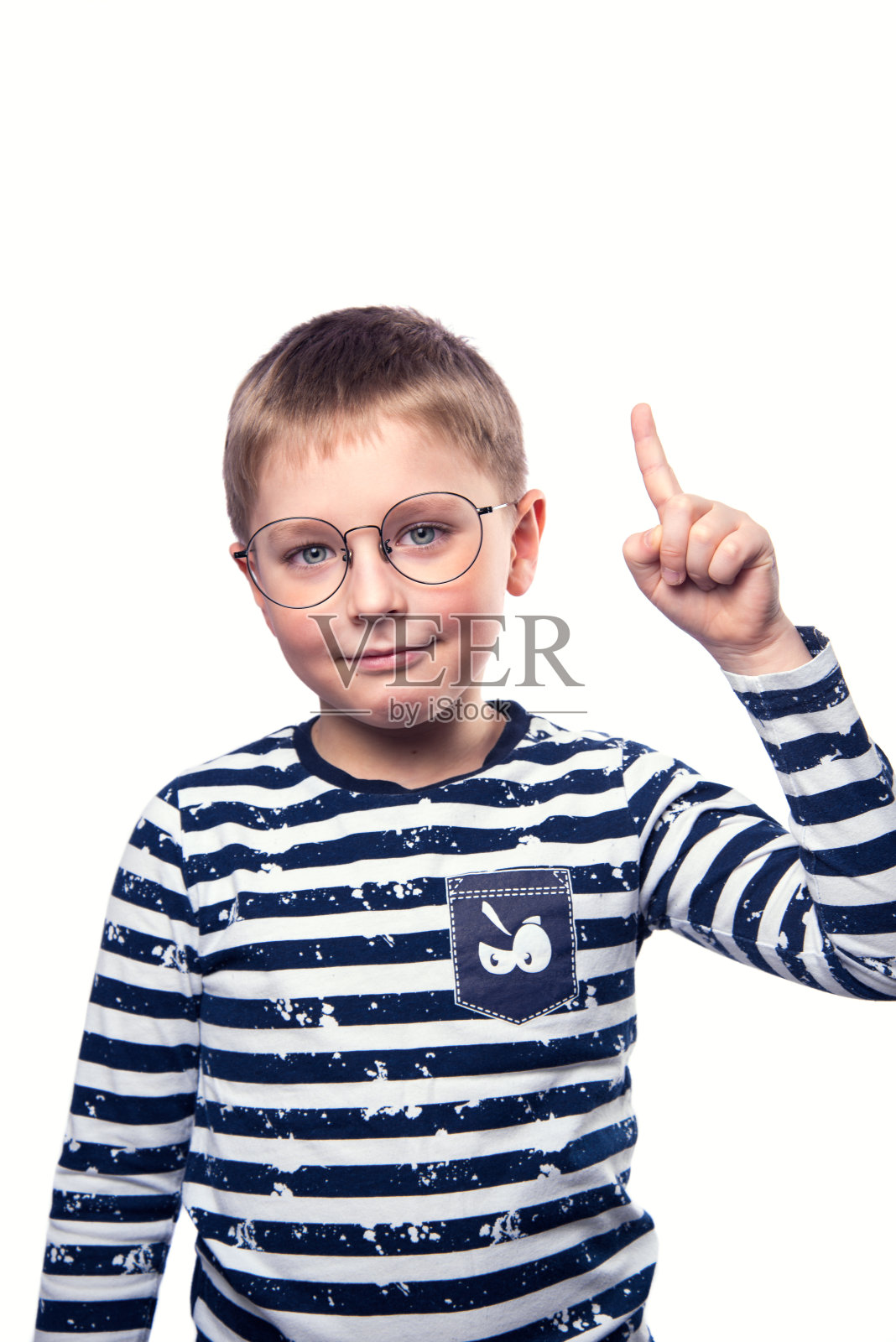一个戴眼镜的聪明男孩在孤立的白色背景下举起一根手指照片摄影图片