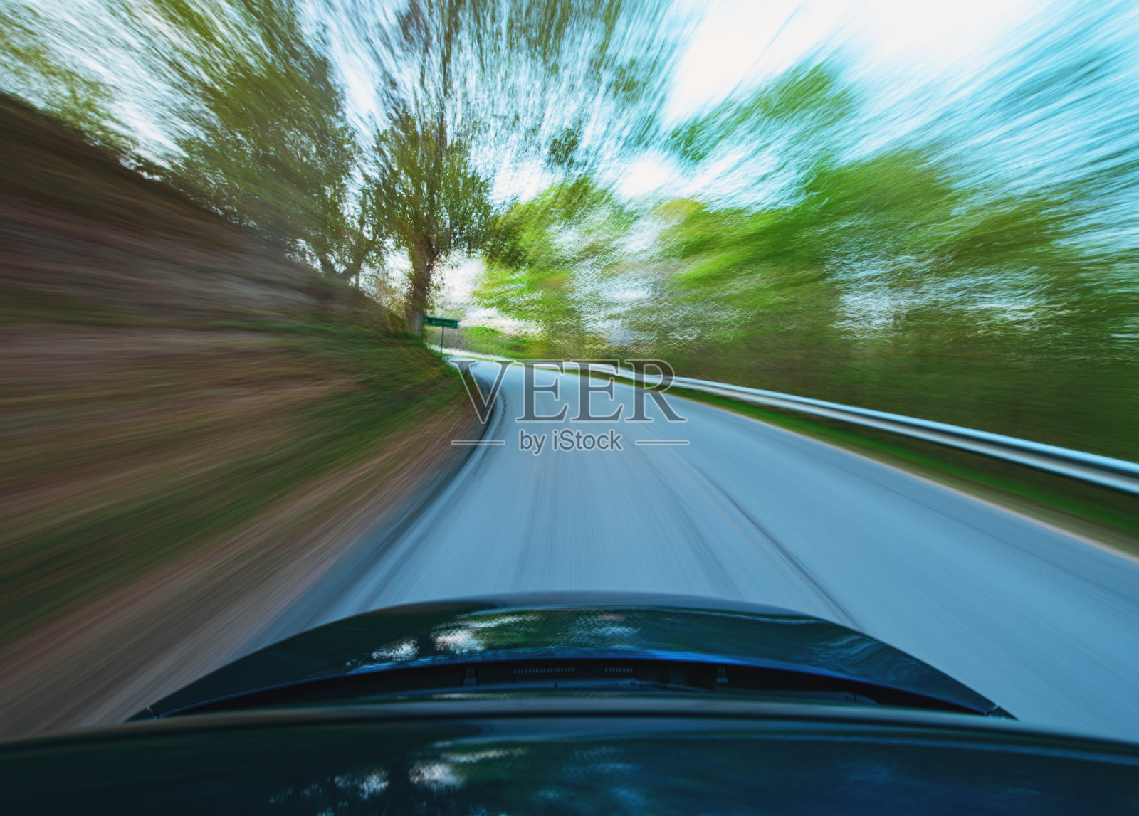 在乡村路上开车照片摄影图片