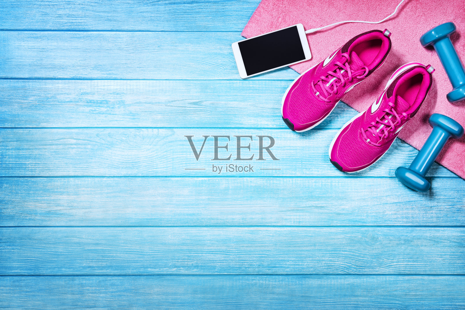 设置在蓝色木制背景上的体育活动,俯视图。照片摄影图片