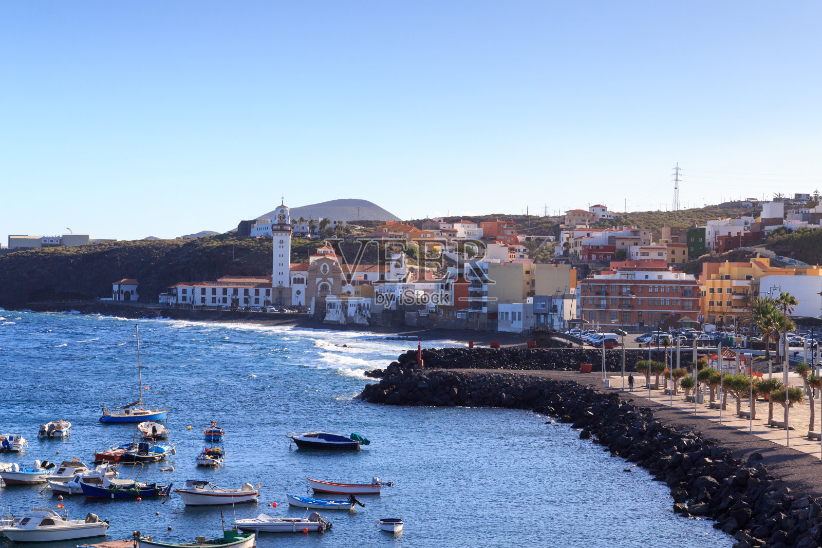 海岸线和港口小镇坎德拉里亚全景与大西洋加那利岛特内里费,西班牙照片摄影图片