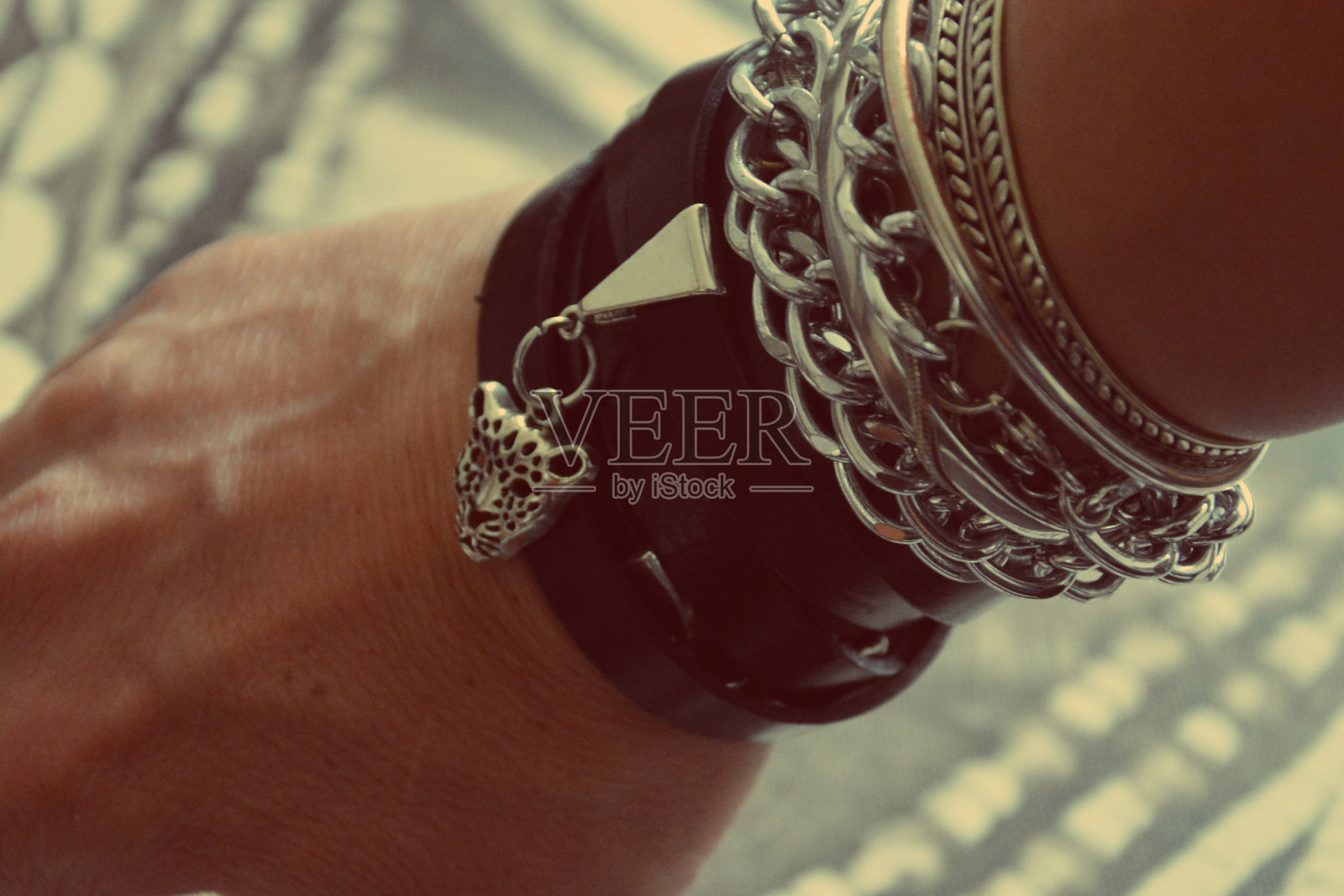 手工皮革和银手链与虎头,近距离时尚珠宝照片。照片摄影图片