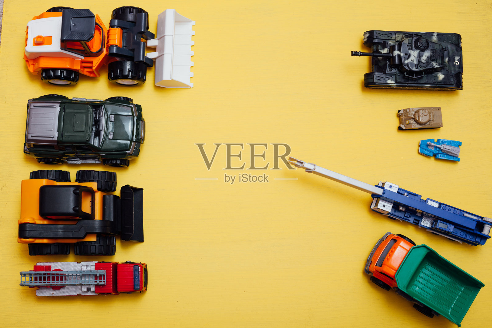 许多儿童玩具汽车的儿童发展游戏上的黄色背景照片摄影图片