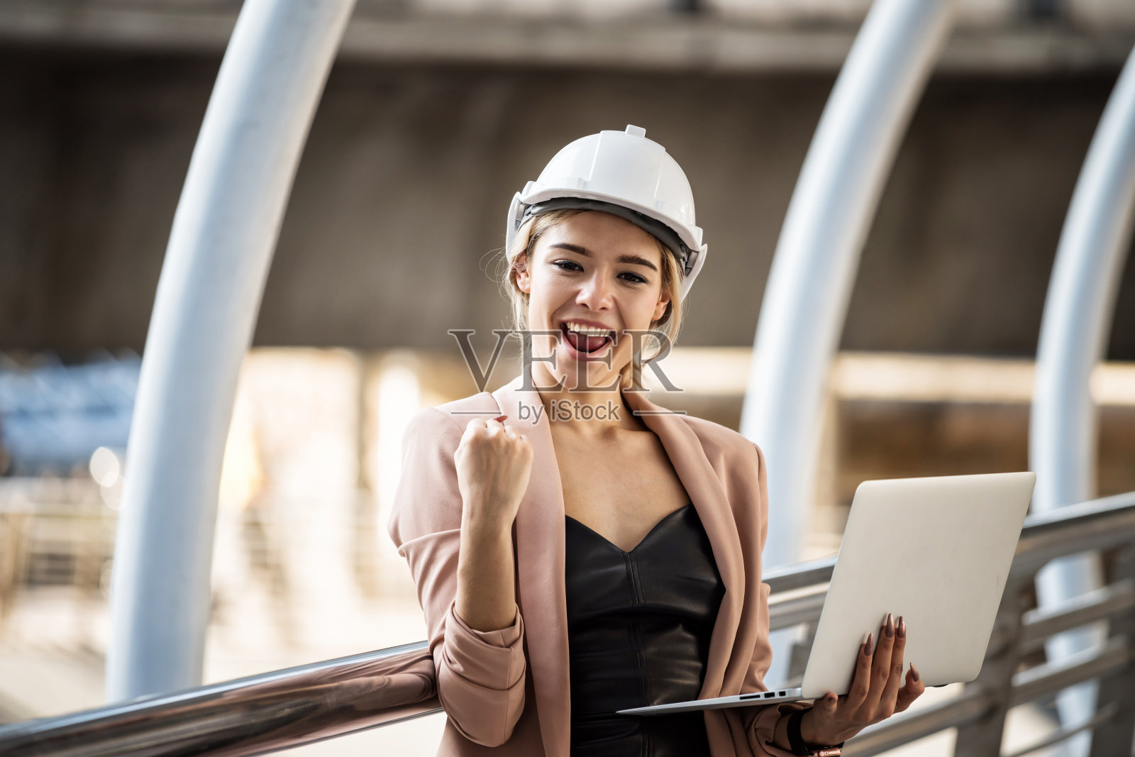 女工程师庆标拍卖工程照片摄影图片