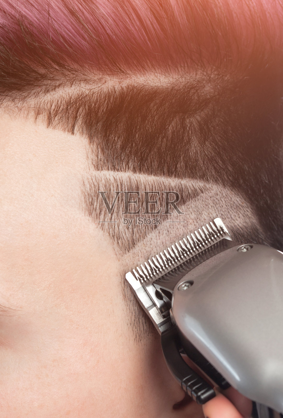 理发师在理发店里为一个年轻人理发。照片摄影图片