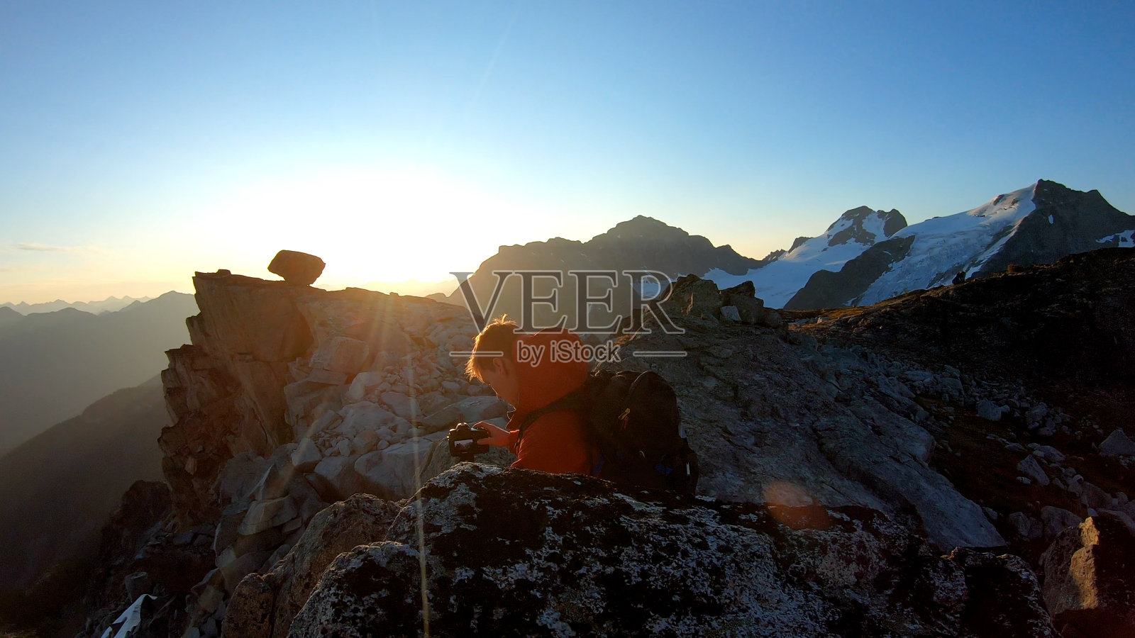 登山者在日出时拍摄山脉的照片照片摄影图片