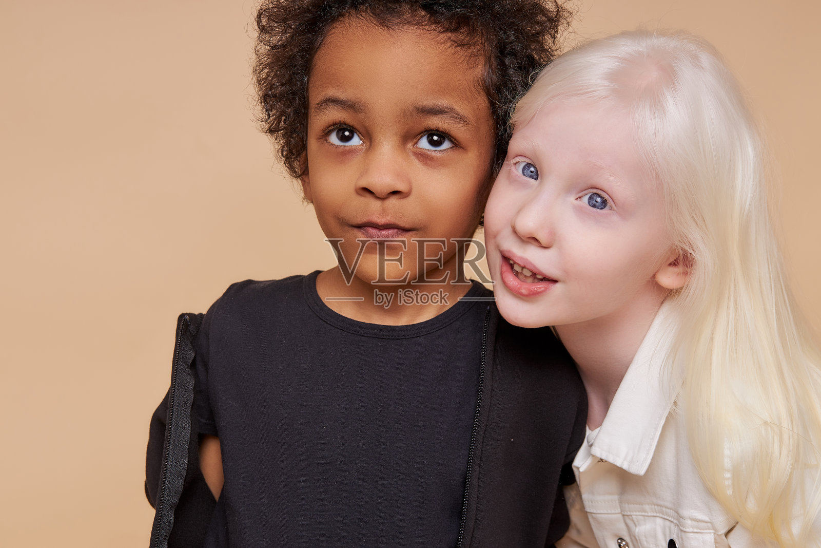 友善多样的孩子们在镜头前摆姿势照片摄影图片