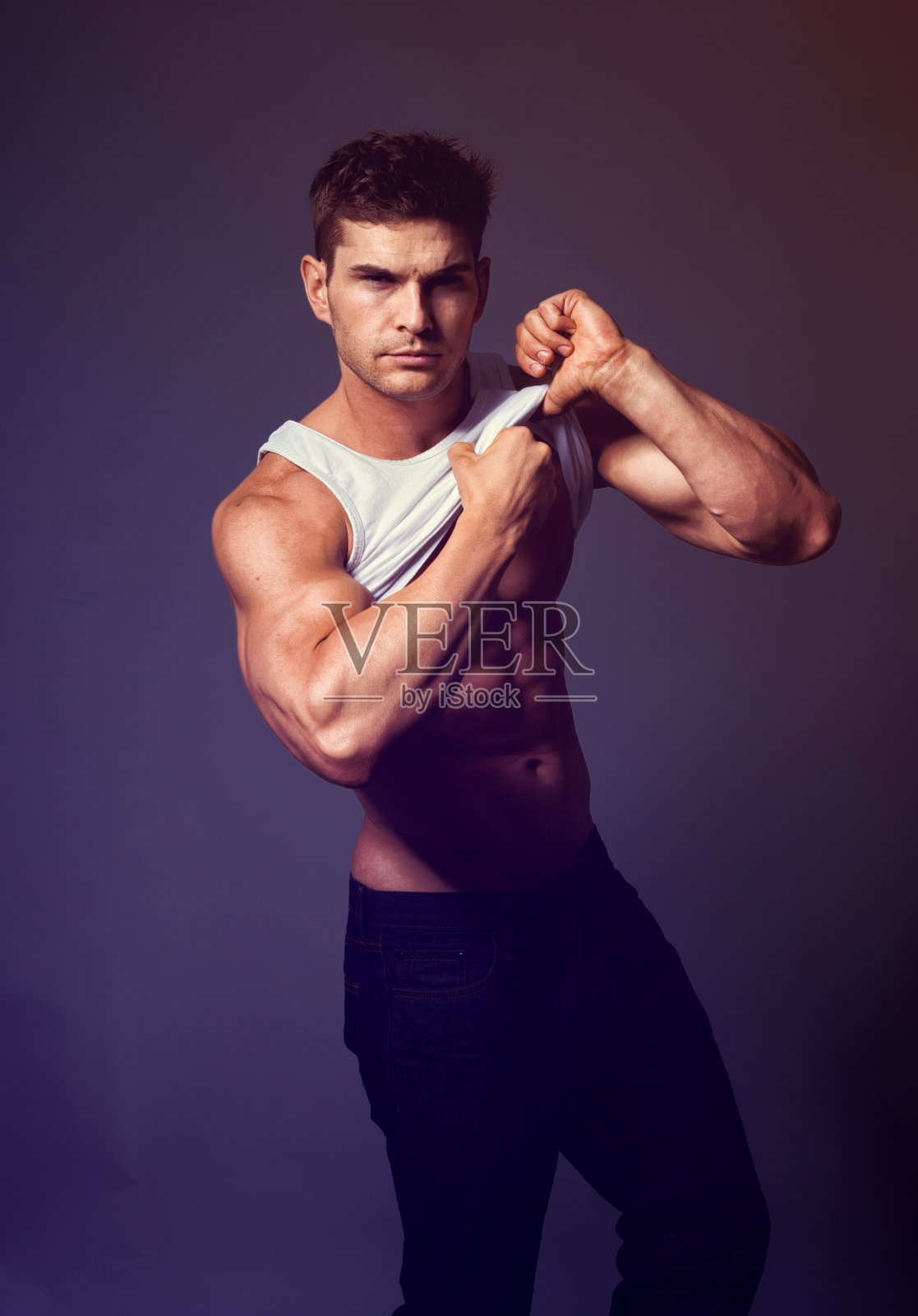 白人男性前面穿着紫色背景牛仔裤照片摄影图片