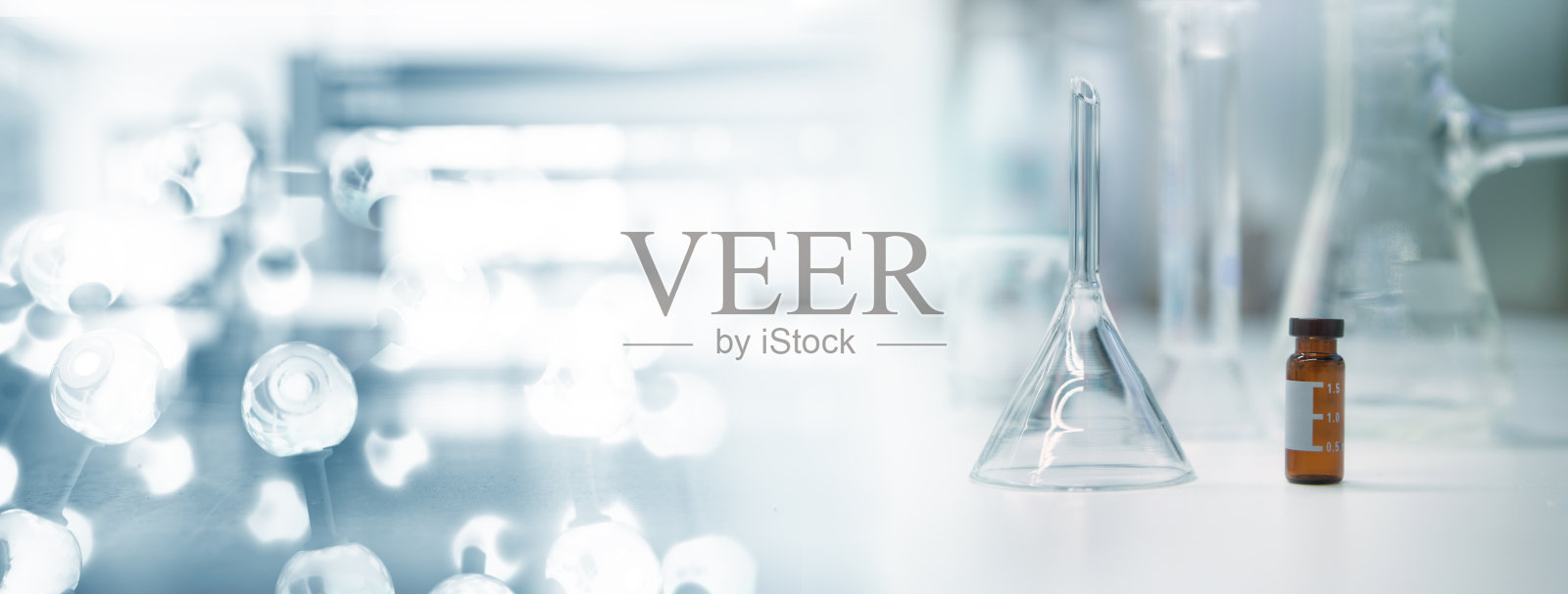 透明玻璃漏斗和小瓶在化学分子结构蓝色研究科学实验室为网横幅的背景照片摄影图片