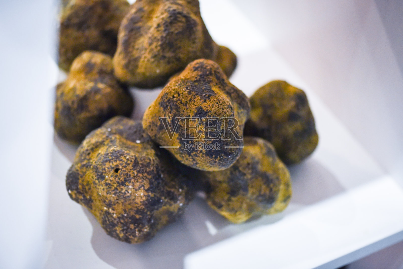 新鲜的松露近距离观看照片摄影图片