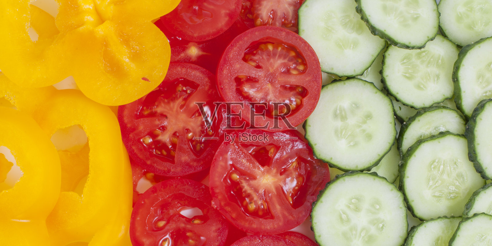 切片西红柿,黄瓜和胡椒背景照片摄影图片