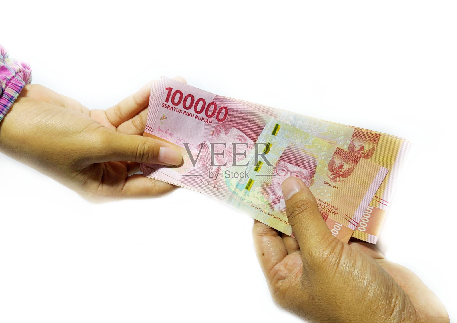 Kebumen。爪哇。印度尼西亚,2020年5月22日。印尼钱在Idul fitri期间的THR(假期津贴)或员工工资照片摄影图片