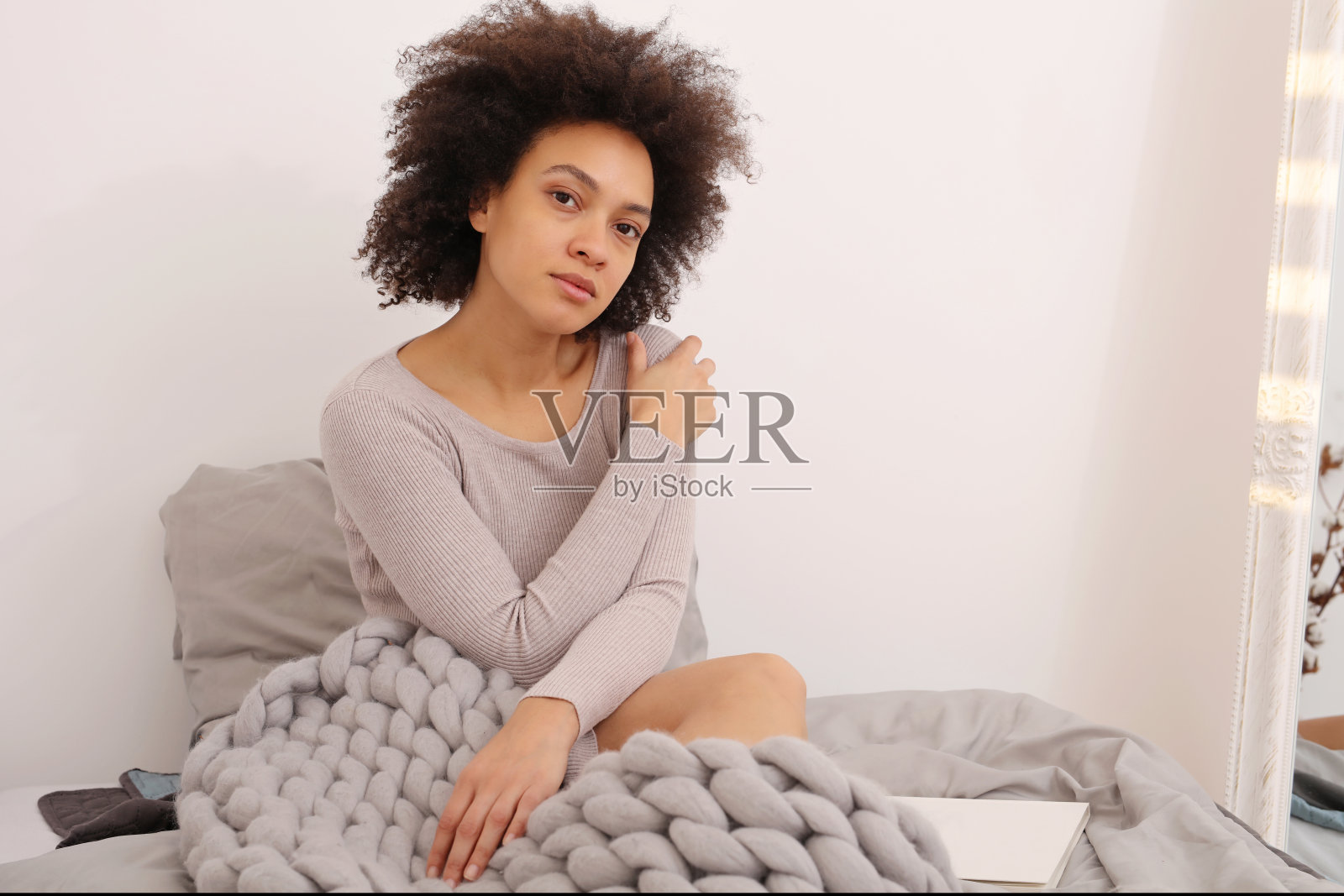 疫情封锁,自我隔离。居家女性肖像,焦虑和压力概念照片摄影图片