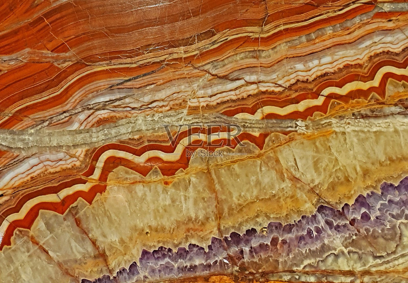 石头的表面。带有裂缝的不同深浅的橙色层和纹理。照片摄影图片