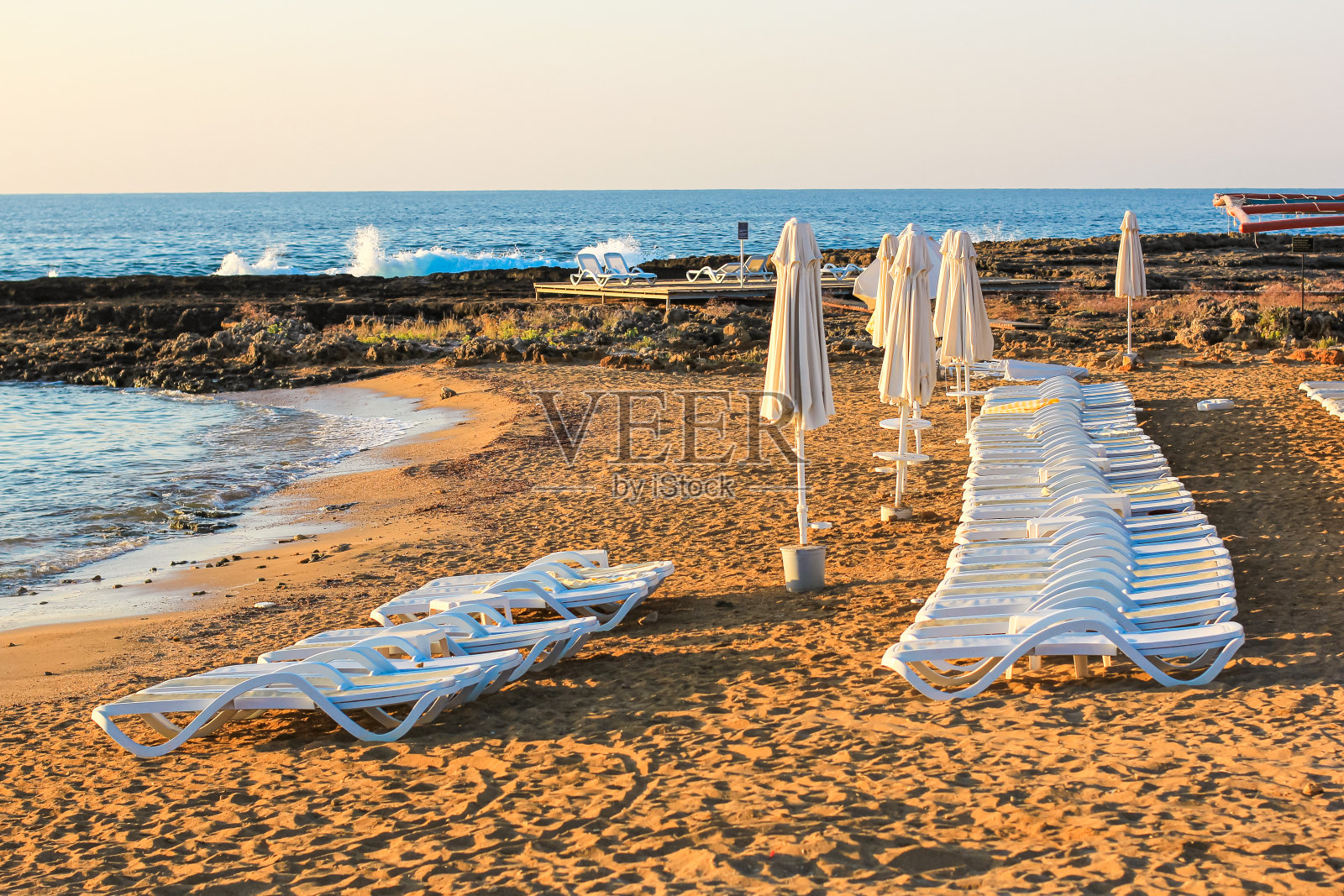 带有白色空椅子的热带海滩景色。社交距离、取消休假、封锁、隔离或隔离期间的旅游业务理念危机。照片摄影图片