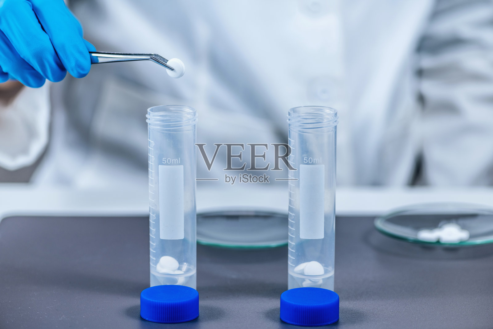 安慰剂盲研究-科学家分离真实和惰性药片安慰剂控制医学研究照片摄影图片