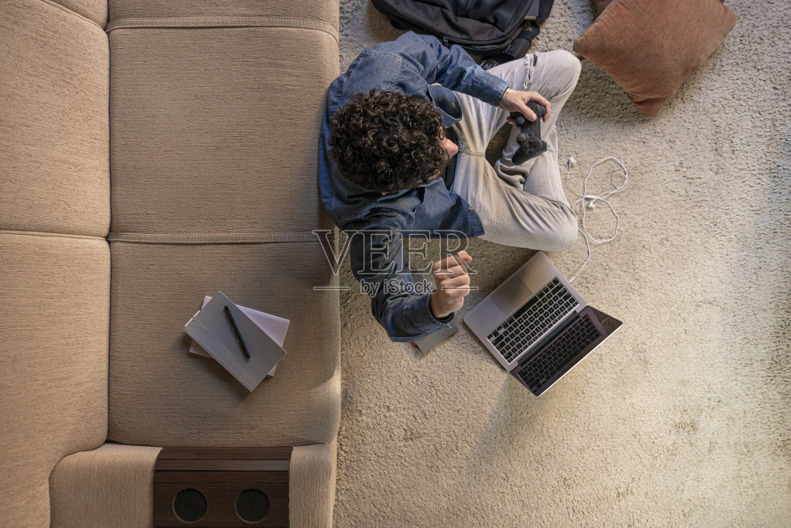 年轻的已婚男子在隔离期间学习玩电子游戏。在家教育的概念照片摄影图片