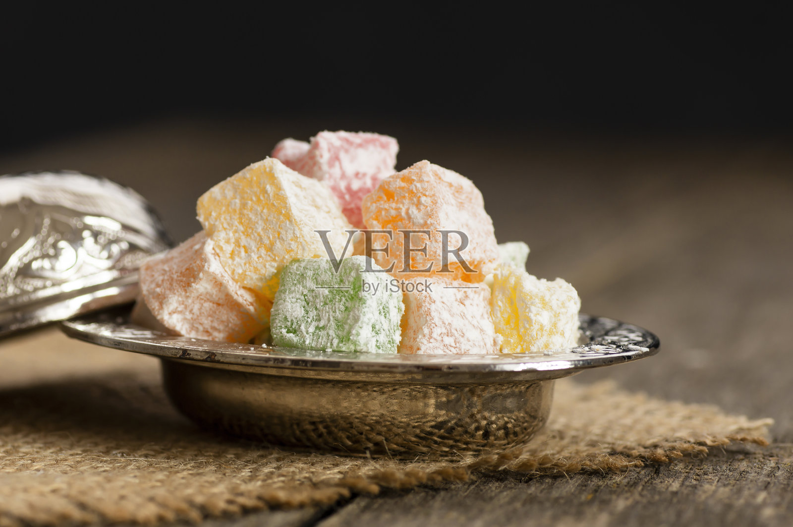 空心器皿中的土耳其软糖,传统的果味土耳其甜食照片摄影图片