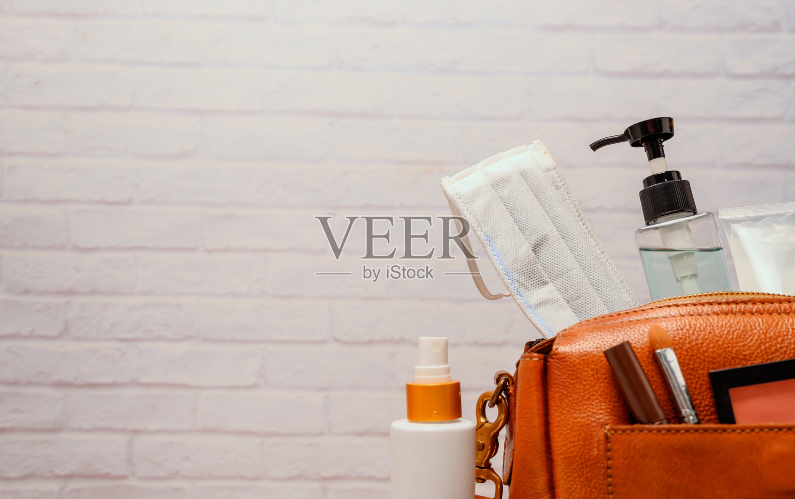 新的正常生活方式,用口罩和手凝胶保护外出时。冠状病毒或Covid-19疫情大流行后的生活状况。照片摄影图片