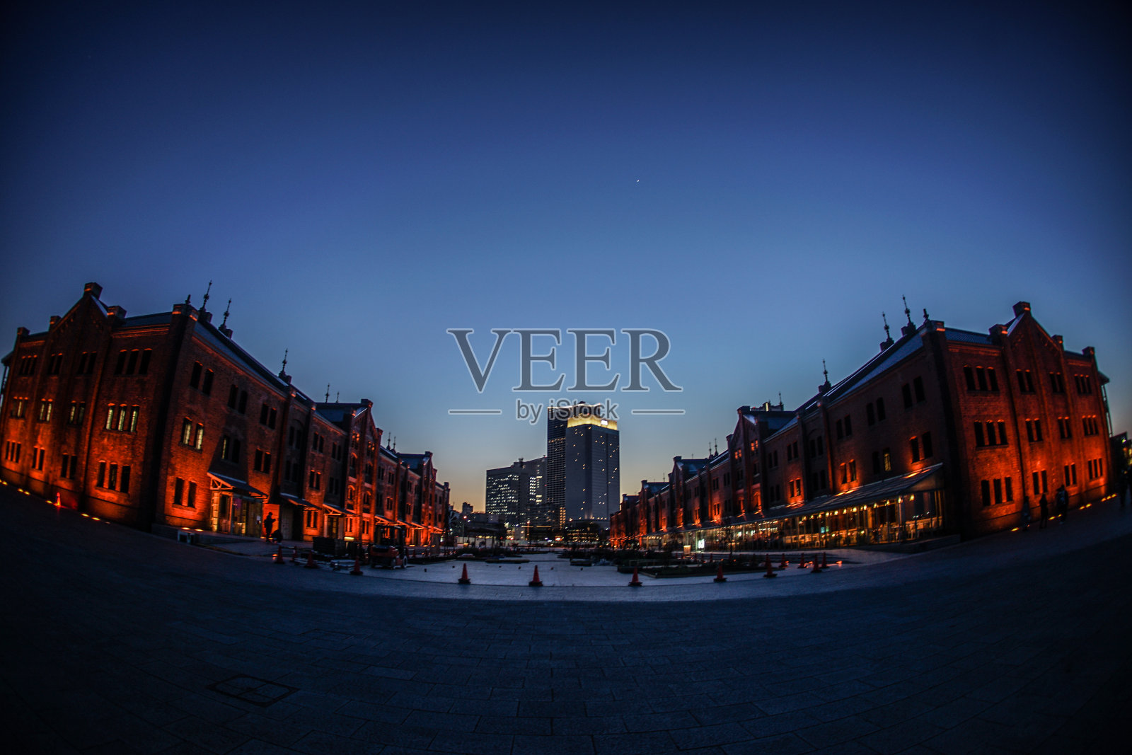 横滨港人未来的城市和日落照片摄影图片