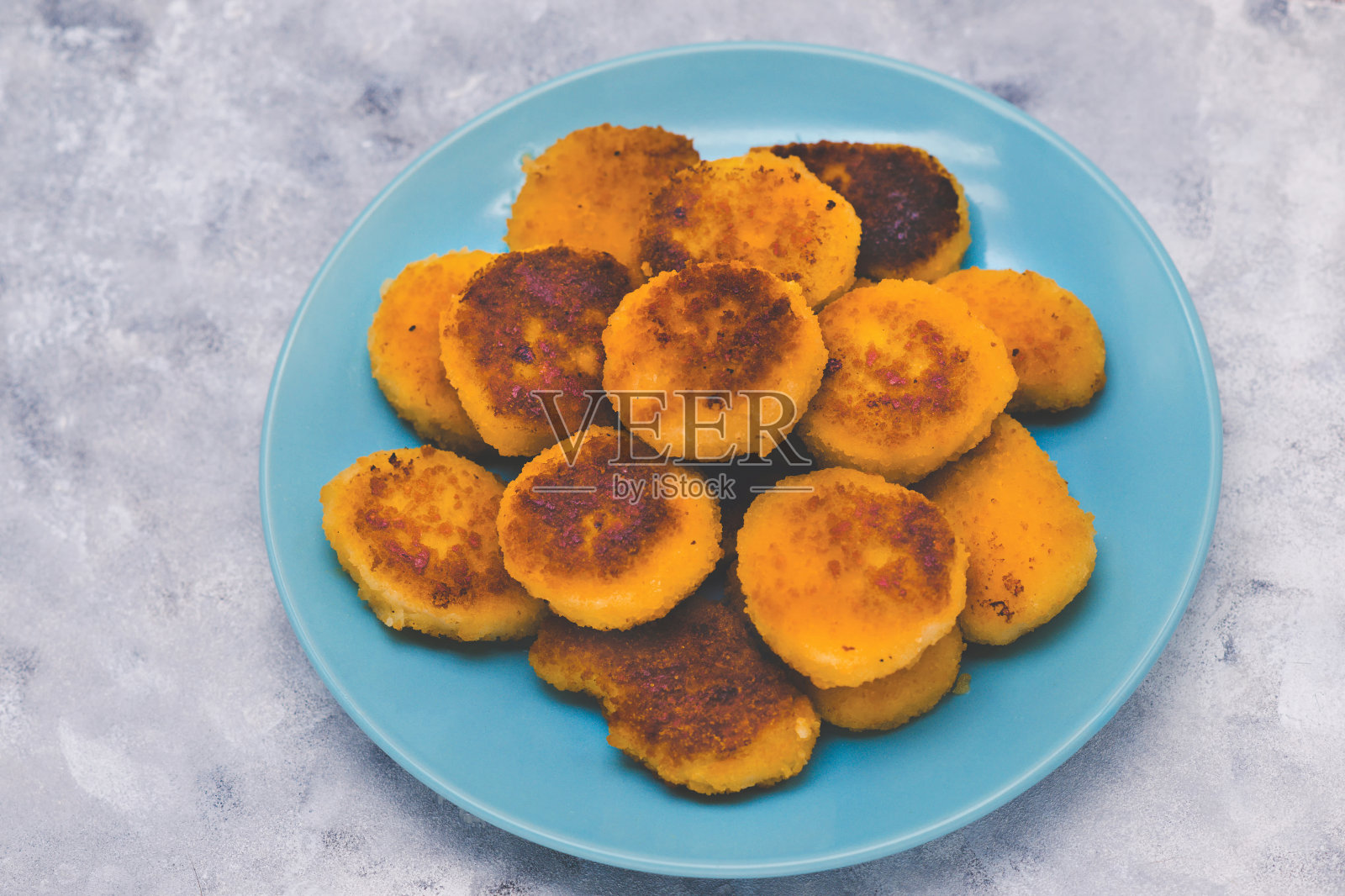 带酥皮的炸鸡块照片摄影图片