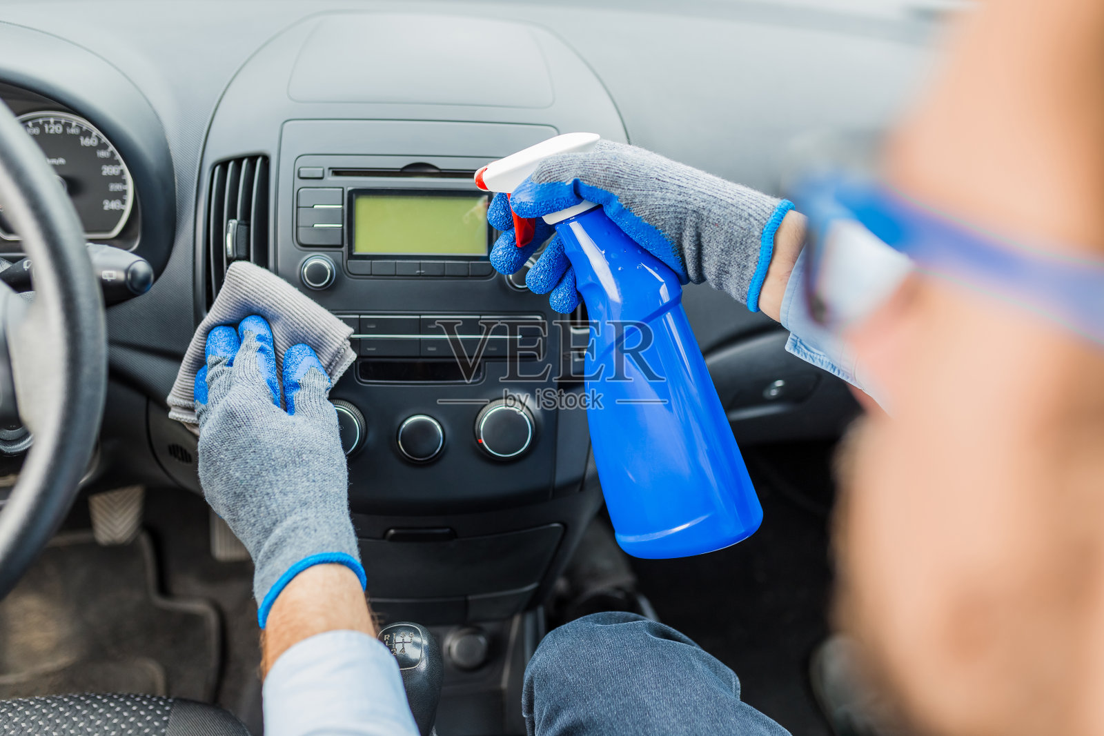 汽车细节用抛光喷雾和超细纤维布。汽车消毒养护理念。照片摄影图片