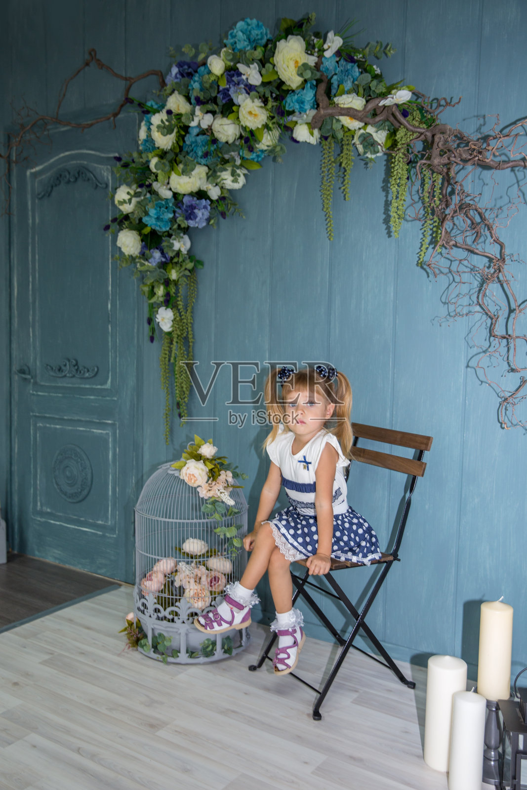 一个长着尾巴的小女孩的肖像。3 - 4年照片摄影图片