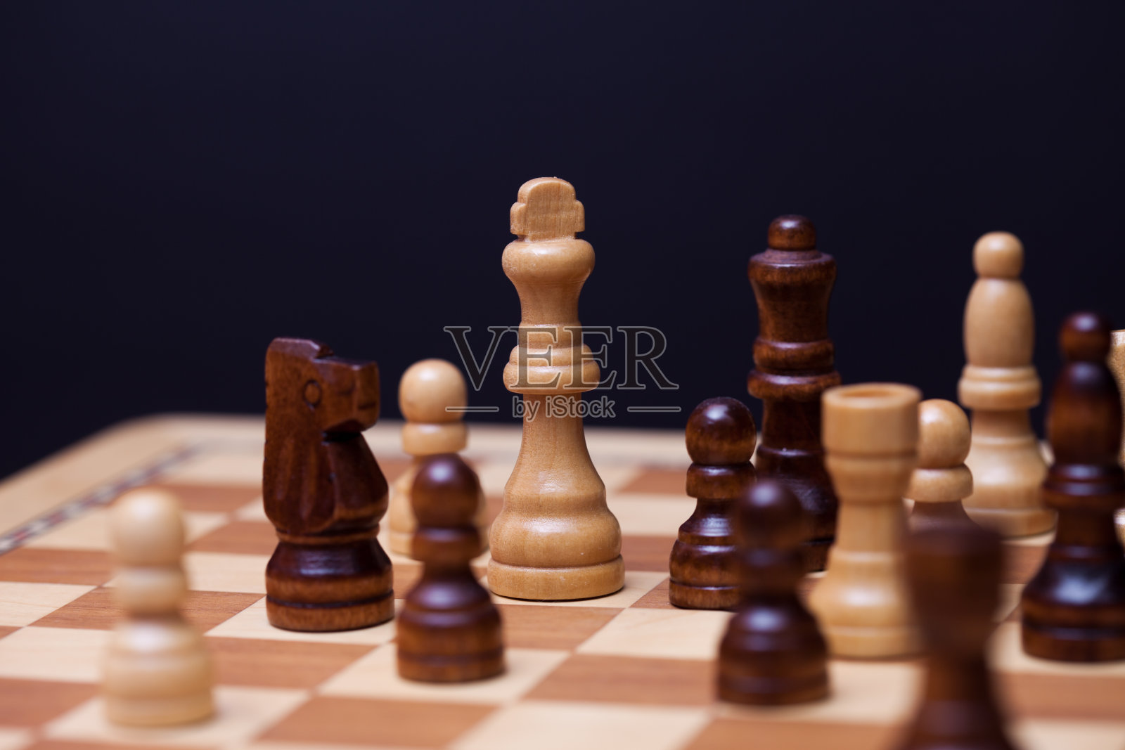 国际象棋,棋盘上有很多棋子。智力游戏,照片摄影图片