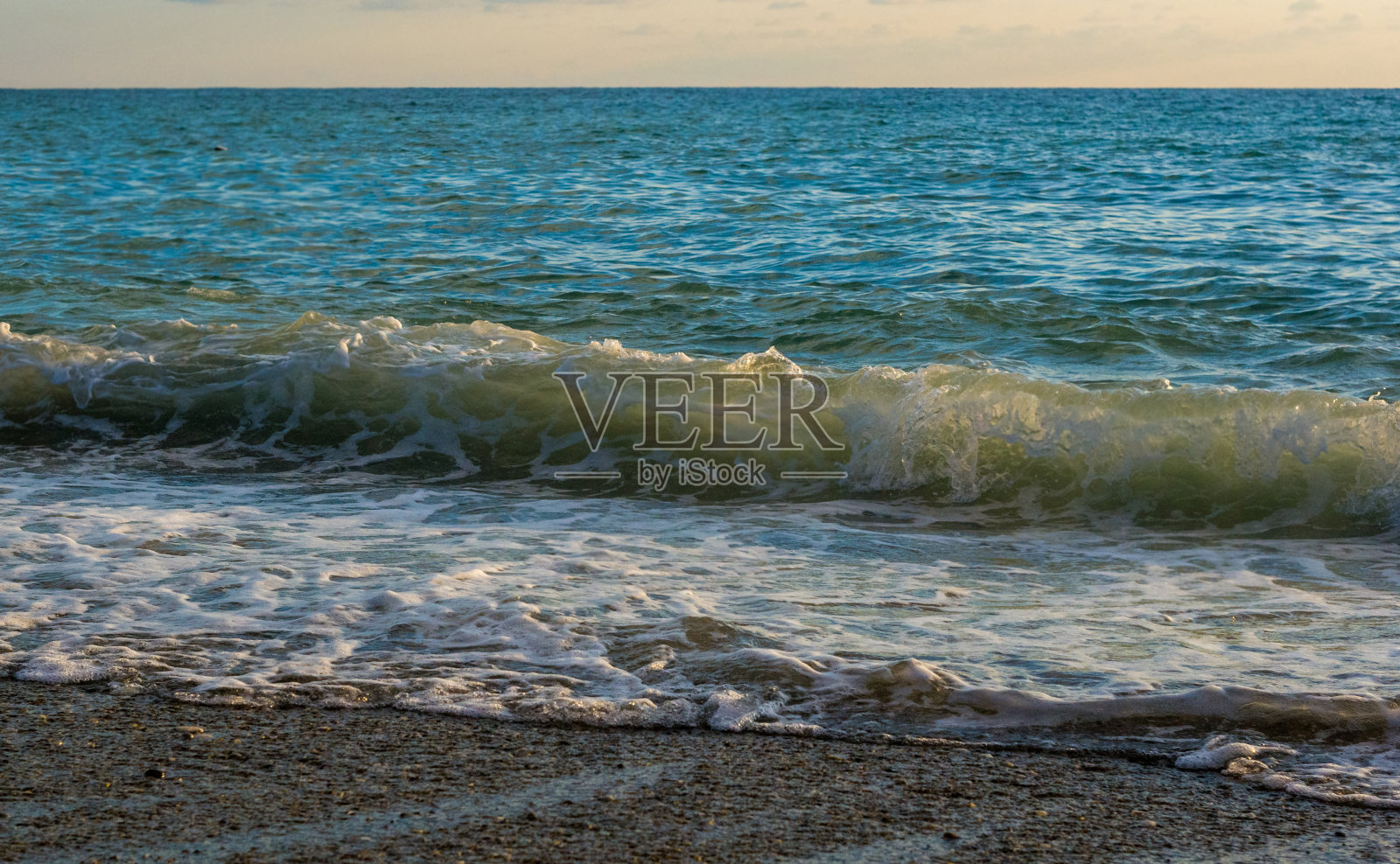 惊人的海上日落,太阳,海浪,云彩照片摄影图片