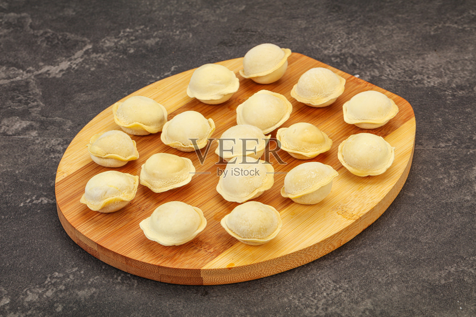 生饺子放在船上煮照片摄影图片